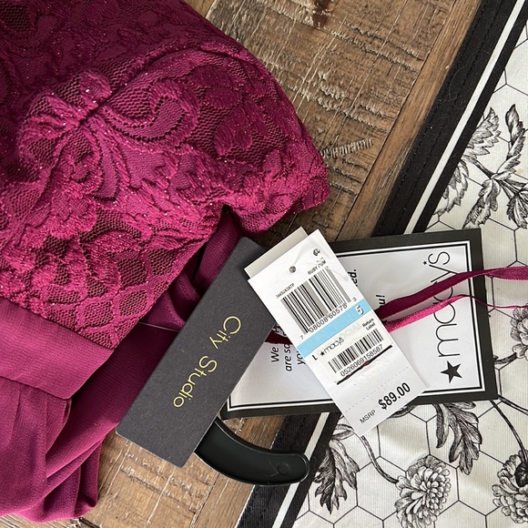 Maroon formal dress - Picture 16 of 17